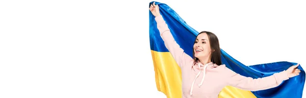 Счастливая молодая девушка с атласным флагом Украины, изолированная на белом, панорамном снимке — стоковое фото