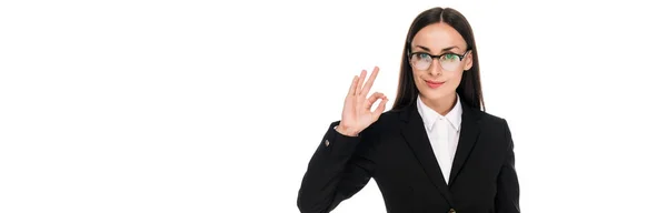 Sorridente empresária em terno preto mostrando ok sinal isolado em branco, tiro panorâmico — Fotografia de Stock