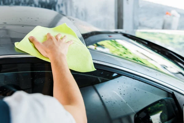 Selektiver Fokus der Autowäsche mit grünem Lappen und Autoreinigung — Stockfoto