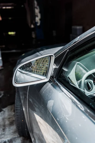 Foco seletivo de espelho de carro sujo de automóvel cinza — Fotografia de Stock