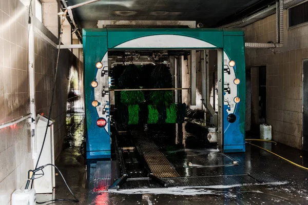Servicio automático de lavado de coches con cepillos limpios y verdes - foto de stock