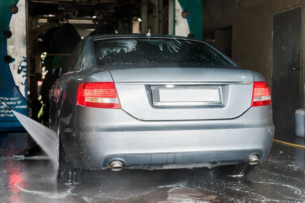 Lavadora portátil con presión de agua en automóvil gris - foto de stock