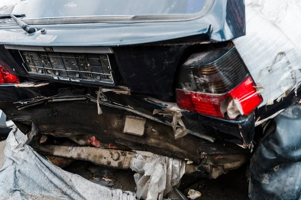 Поврежденный автомобиль после опасной автомобильной аварии на улице — стоковое фото