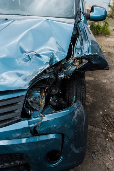 Foyer sélectif de l'auto bleue écrasée après un accident de voiture — Photo de stock