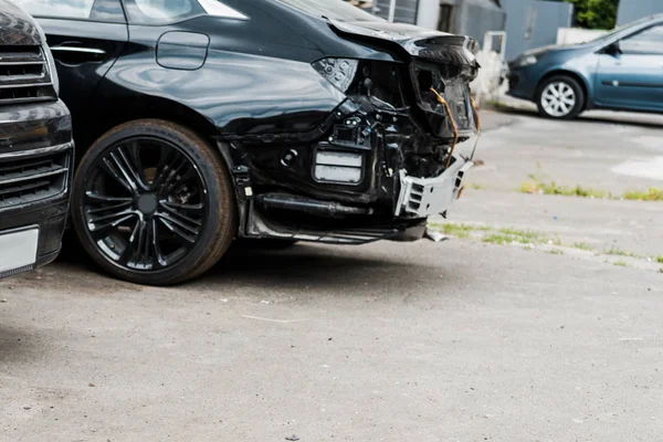 Veicolo schiantato dopo l'incidente automobilistico vicino alle automobili moderne — Foto stock