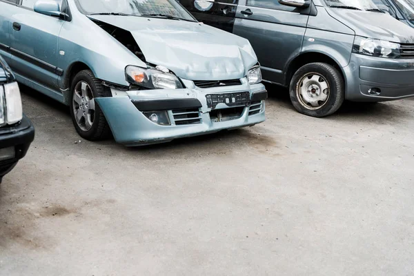 Se estrelló capó coche después de accidente de coche cerca de automóviles modernos - foto de stock