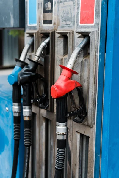 Messa a fuoco selettiva di pompe di gas rosse e blu con carburante sulla stazione di servizio — Foto stock