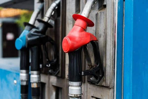 Foco seletivo das bombas de gás com combustível no posto de gasolina — Fotografia de Stock