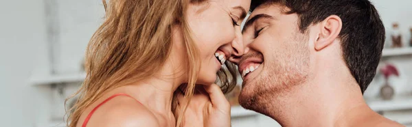 Панорамный снимок счастливой пары, улыбающейся с закрытыми глазами — стоковое фото