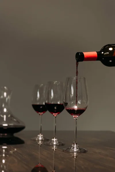 Vin rouge verser dans des verres à vin de la bouteille dans le restaurant — Photo de stock