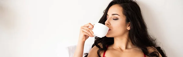 Панорамний знімок красивої дівчини, що п'є каву із закритими очима — стокове фото