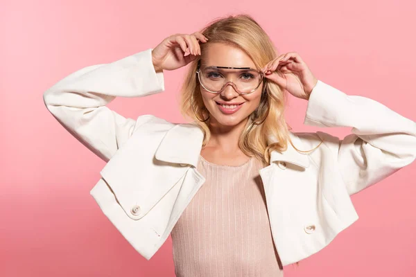 Hermosa rubia sonriente mujer en gafas de sol aisladas en rosa - foto de stock