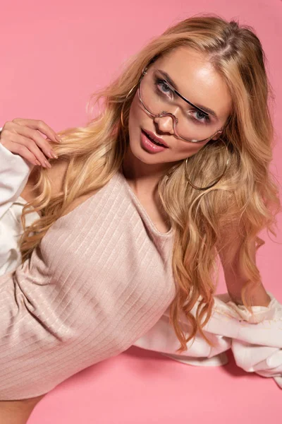 Bella ragazza bionda in body e occhiali da sole posa isolata su rosa — Foto stock
