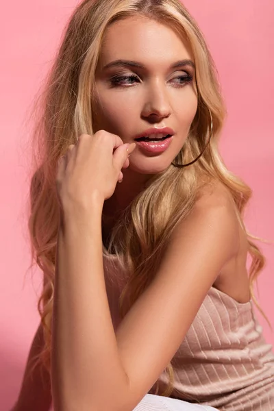 Retrato de hermosa mujer rubia con la boca abierta aislada en rosa - foto de stock