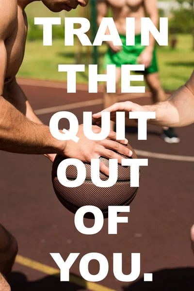 Trainieren Sie den Quit out of you Schriftzug auf zugeschnittener Ansicht von Sportlern, die Basketball auf dem Basketballplatz spielen — Stockfoto