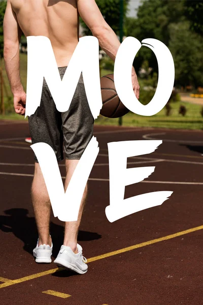 Movimiento de letras en vista parcial de jugador de baloncesto sin camisa celebración de la pelota - foto de stock