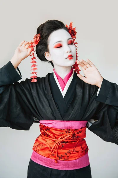 Schöne Geisha im schwarzen Kimono gestikuliert isoliert auf weiß — Stockfoto