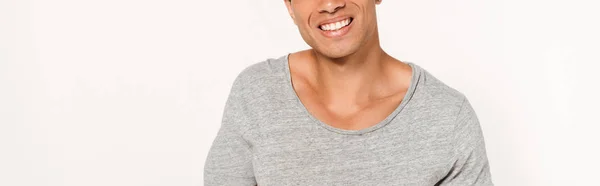 Tiro panorámico de feliz hombre de raza mixta sonriendo en blanco - foto de stock