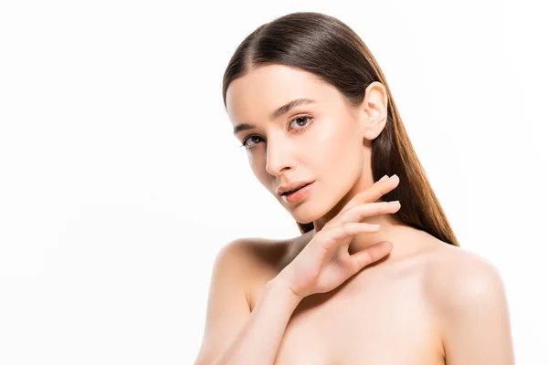 Belle jeune femme nue avec peau parfaite toucher visage isolé sur blanc — Photo de stock