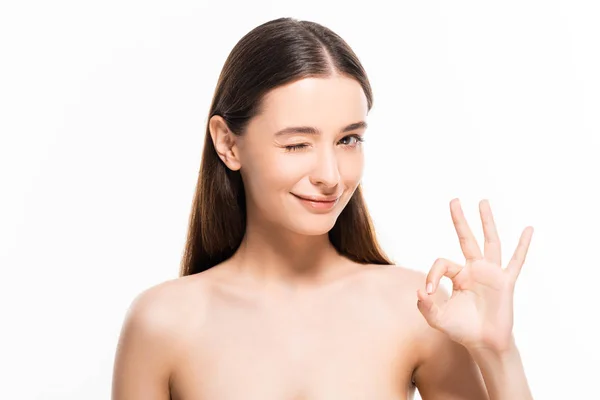 Schöne junge nackte Frau mit perfekter Haut zwinkert und zeigt okay Zeichen isoliert auf weiß — Stockfoto
