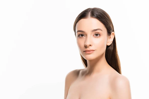 Belle brune femme nue avec une peau parfaite regardant la caméra isolée sur blanc — Photo de stock