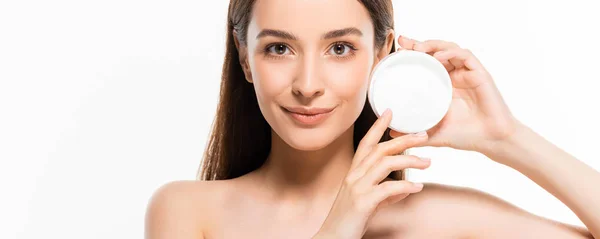 Hermosa mujer desnuda sonriente con la piel perfecta celebración crema cosmética aislada en blanco - foto de stock