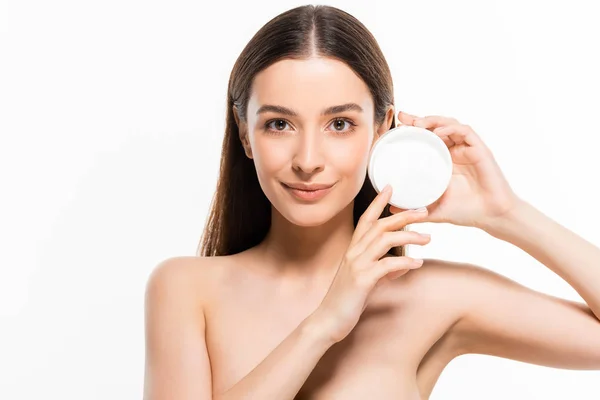 Bella giovane donna nuda con pelle perfetta mostrando crema cosmetica isolata su bianco — Foto stock