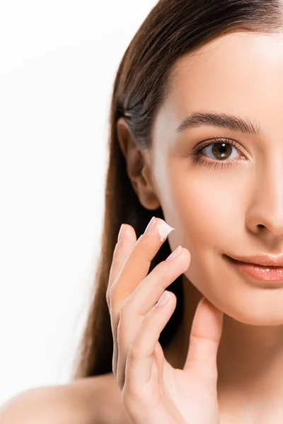 Visão parcial da bela jovem mulher nua com pele perfeita aplicando creme cosmético isolado no branco — Fotografia de Stock