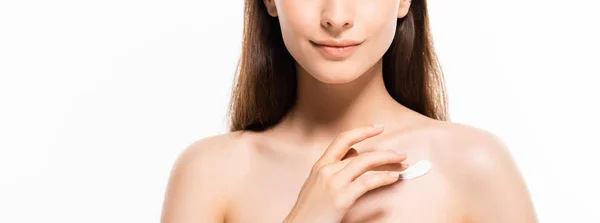 Vista ritagliata di bella giovane donna nuda con pelle perfetta applicando crema cosmetica sulla pelle isolata su bianco — Foto stock