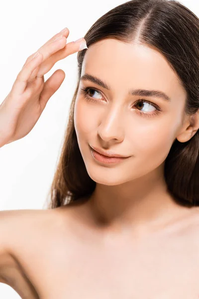 Schöne junge nackte Frau mit perfekter Haut Anwendung kosmetischer Creme auf Gesicht isoliert auf weiß — Stockfoto