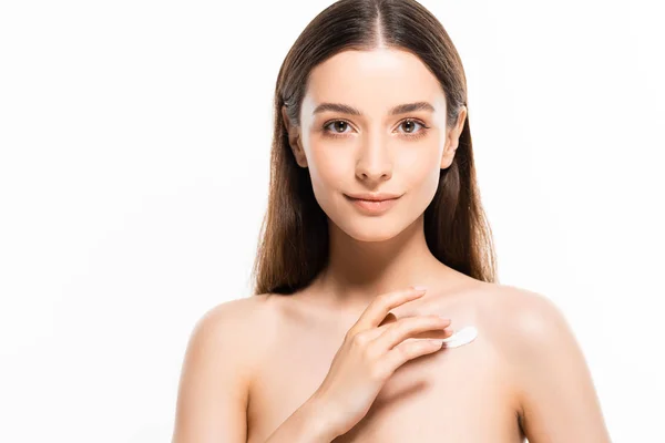 Bela mulher nua com pele perfeita aplicando creme cosmético na pele isolada no branco — Fotografia de Stock