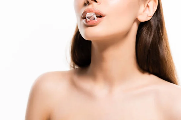 Обрізаний вид на красиву молоду голу жінку, що тримає кубик льоду в роті ізольовано на білому — стокове фото