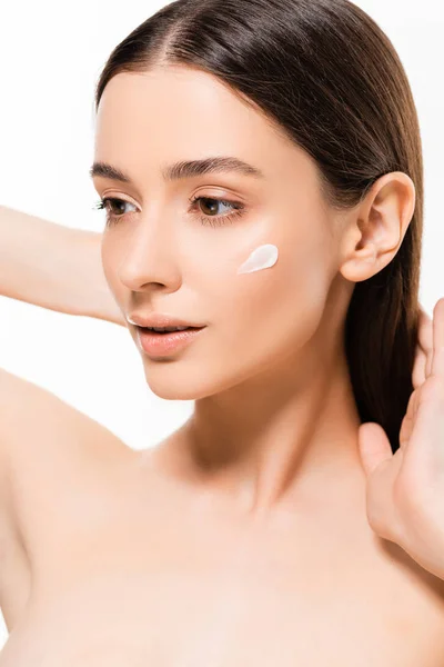 Schöne junge nackte Frau mit perfekter Haut und kosmetischer Creme im Gesicht isoliert auf weiß — Stockfoto