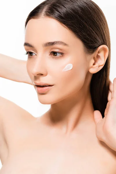 Belle jeune femme nue avec peau parfaite et crème cosmétique sur le visage isolé sur blanc — Photo de stock