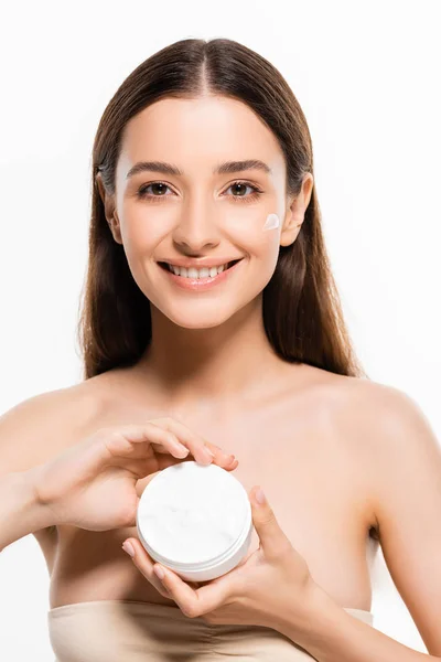 Mujer joven feliz con la piel perfecta celebración de crema cosmética en la cara aislada en blanco - foto de stock