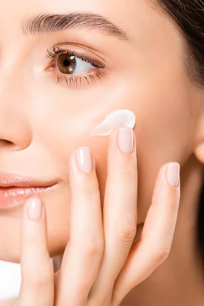 Vista de perto da bela jovem com pele perfeita aplicando creme cosmético no rosto — Fotografia de Stock