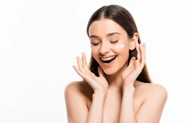 Glücklich schöne junge nackte Frau mit perfekter Haut und kosmetische Creme im Gesicht isoliert auf weiß — Stockfoto