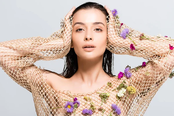 Bela mulher com cabelo molhado em malha roupas bege com flores roxas posando isolado no cinza — Fotografia de Stock