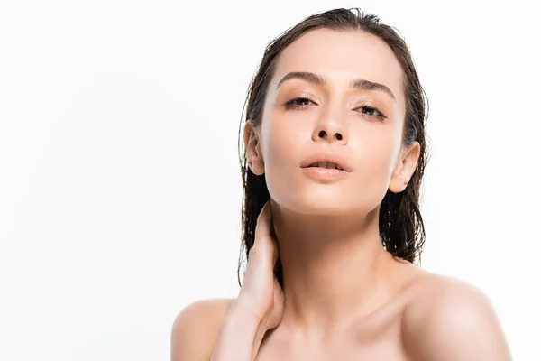 Sexy schöne nasse nackte junge Frau schaut auf Kamera isoliert auf weiß — Stockfoto