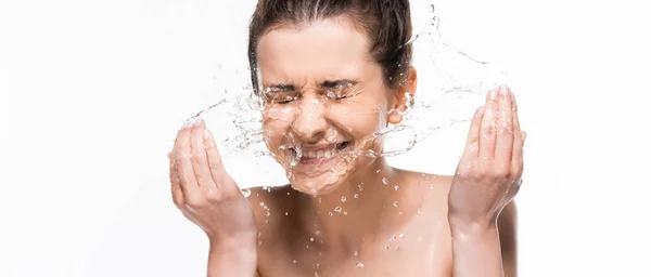 Feliz desnudo joven morena mujer con belleza natural lavado con agua limpia salpicadura aislado en blanco, tiro panorámico - foto de stock