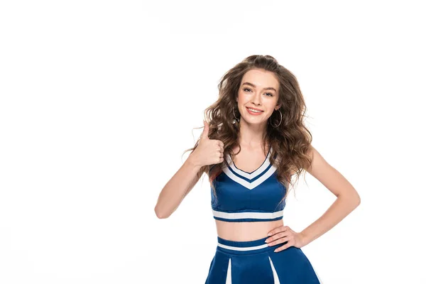 Sexy feliz animadora chica en azul uniforme mostrando pulgar hacia arriba aislado en blanco - foto de stock