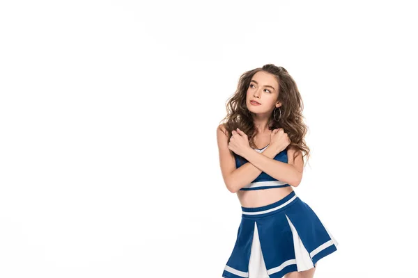 Сексуальна дівчина-вболівальник у блакитній формі з схрещеними руками дивиться ізольовано на білому — стокове фото
