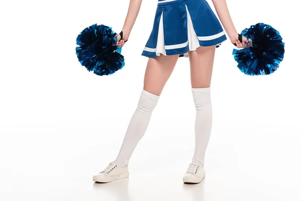 Частичный вид сексуальной девушки чирлидерши в голубой юбке с помпонами, изолированными на белом — стоковое фото