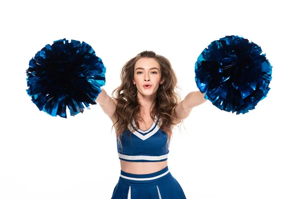 Aufgeregtes Cheerleader-Mädchen in blauer Uniform, das mit Bommeln auf weißem Grund tanzt — Stockfoto
