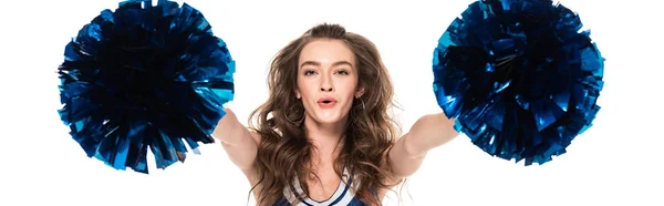 Aufgeregtes Cheerleader-Mädchen in blauer Uniform, das mit Bommeln auf weißem Grund tanzt, Panorama-Aufnahme — Stockfoto