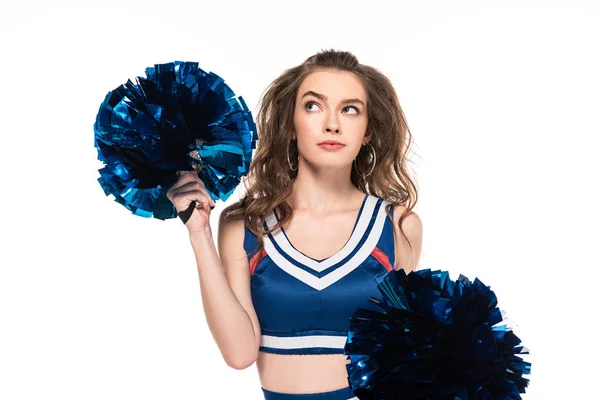 Menina cheerleader pensativo em azul uniforme dançando com pompons enquanto olhando para longe isolado no branco — Fotografia de Stock