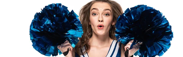 Aufgeregtes Cheerleader-Mädchen in blauer Uniform, das mit Bommeln auf weißem Grund tanzt, Panorama-Aufnahme — Stockfoto