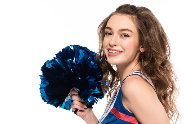 Visão lateral da menina cheerleader feliz em azul uniforme segurando pompom isolado no branco — Fotografia de Stock