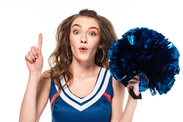 Animado cheerleader menina em azul uniforme segurando pompom e mostrando ideia gesto isolado no branco — Fotografia de Stock