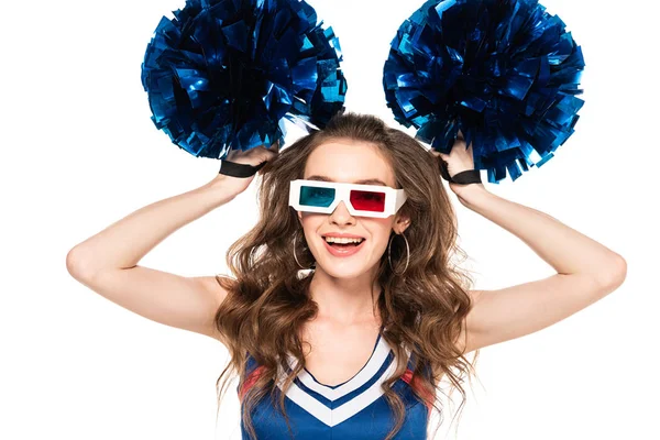 Счастливая девушка чирлидер в синей форме и 3d очки танцы с помпонами изолированы на белом — стоковое фото